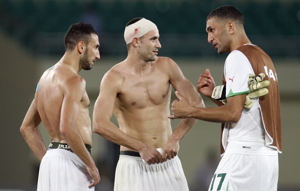 احتفالات مشجعو الجزائر وصلت مرسيليا جنوب فرنسا  بعد فوز الجزائر على ساحل العاج في الربع النهائي لبطولة كأس الأمم الإفريقية في أن