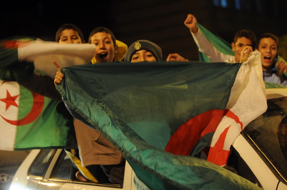 احتفالات مشجعو الجزائر وصلت مرسيليا جنوب فرنسا  بعد فوز الجزائر على ساحل العاج في الربع النهائي لبطولة كأس الأمم الإفريقية في أن