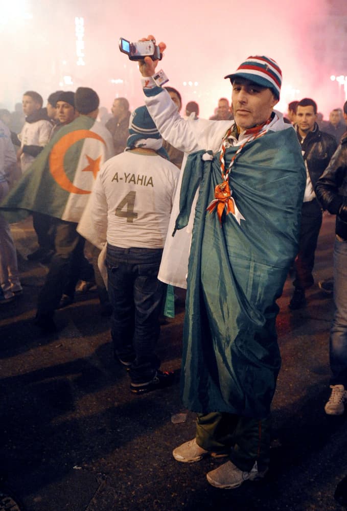 احتفالات مشجعو الجزائر وصلت مرسيليا جنوب فرنسا  بعد فوز الجزائر على ساحل العاج في الربع النهائي لبطولة كأس الأمم الإفريقية في أن