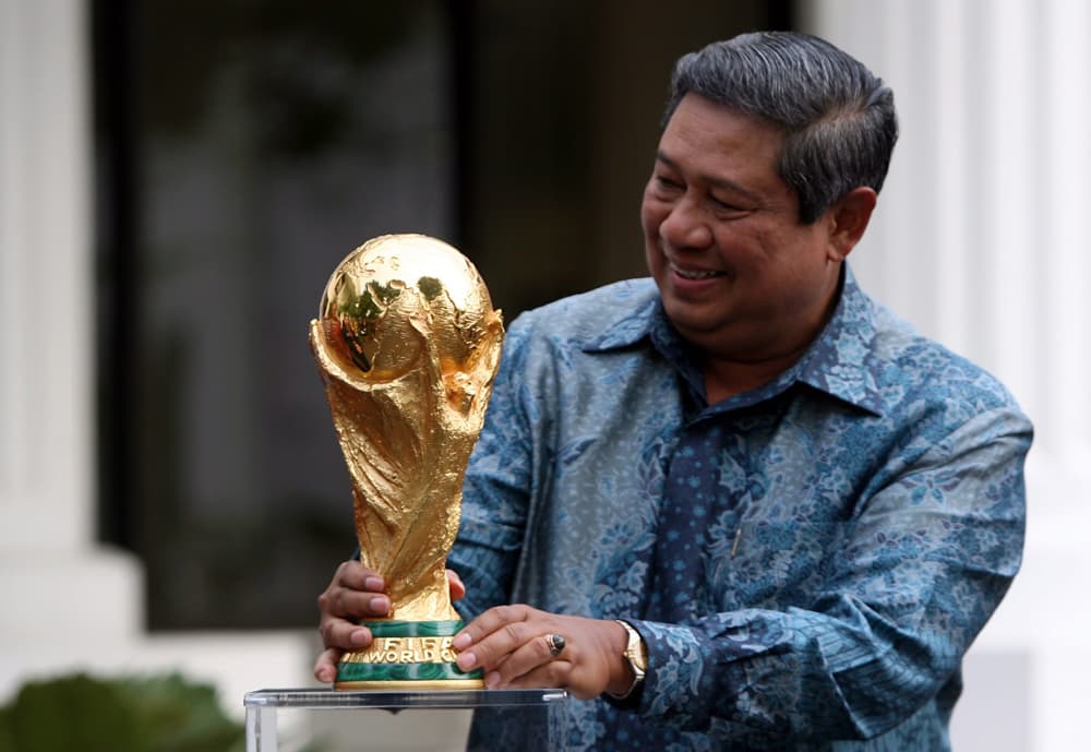الرئيس الاندونيسي سوسيلو بامبانج يحمل كأس العالم في احتفال أقيم في جاكرتا خلال جولة الكأس العالمية على 86 دولة.