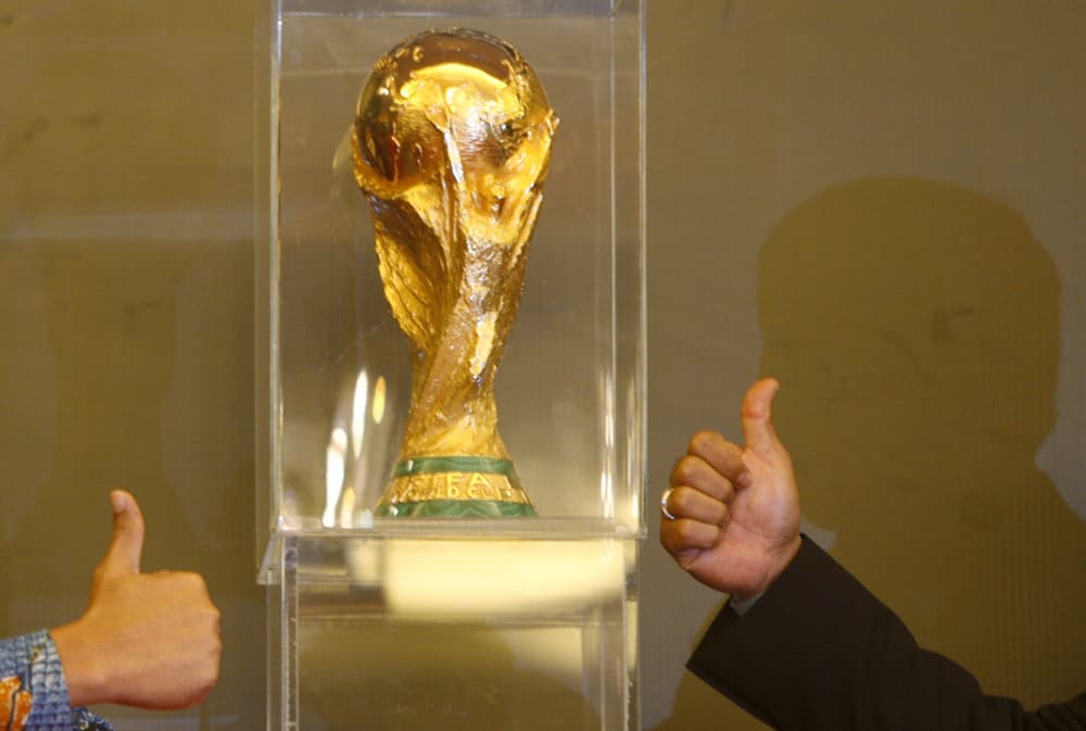 الرئيس الاندونيسي سوسيلو بامبانج يحمل كأس العالم في احتفال أقيم في جاكرتا خلال جولة الكأس العالمية على 86 دولة.