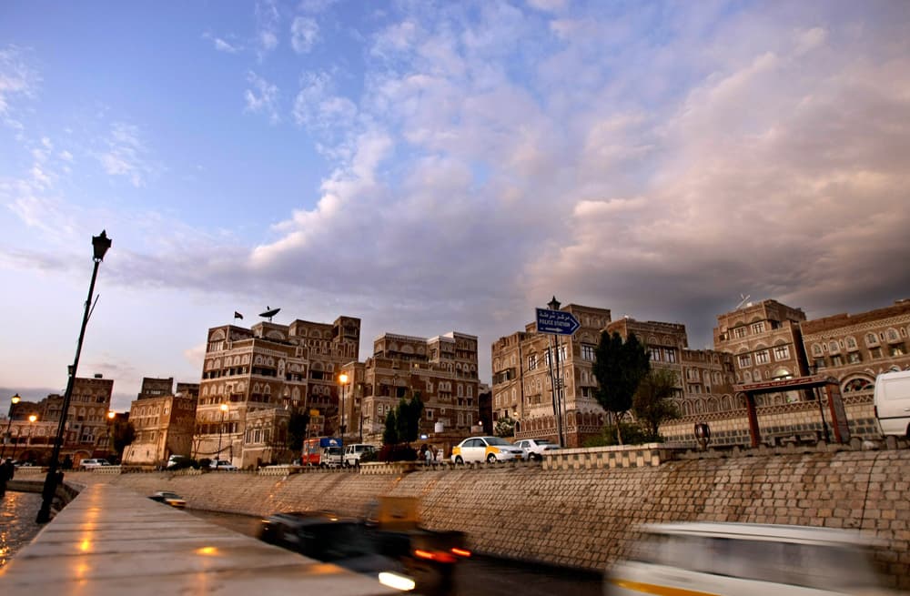 صورة لطريق السيله في المدينة القديمة من صنعاء.