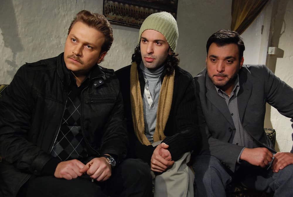 النجمان السوريان قاسم ملحو و روعة ياسين يظهران في أحد مشاهد المسلسل الجديد "لعنة الطين" والذي يتناول بعض الأحداث المهمة التي حصل