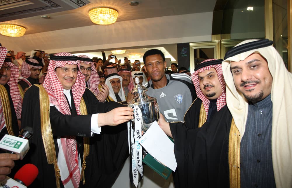 الهلال يتوج بكأس دوري زين