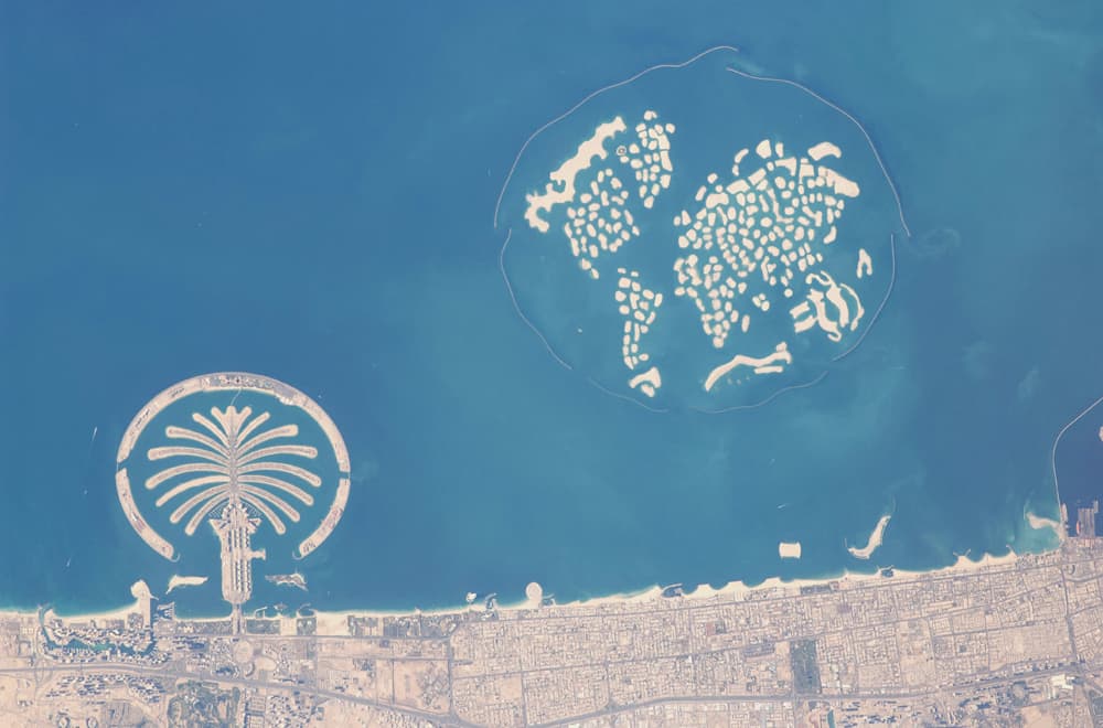 الديلي ميل: جزر العالم الاصطناعية تغرق في الخليج بعد أن غرقت في الديون