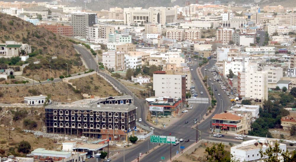 شبكات الطرق في منطقة الباحة قضت على وعورة تضاريسها الصعبة