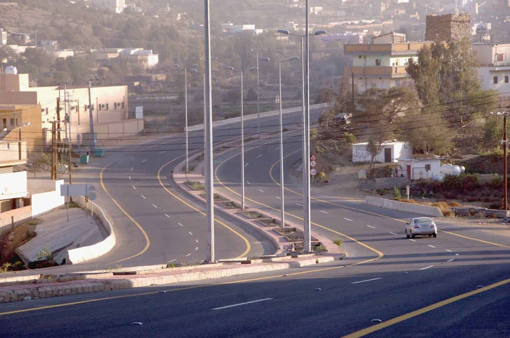 شبكات الطرق في منطقة الباحة قضت على وعورة تضاريسها الصعبة