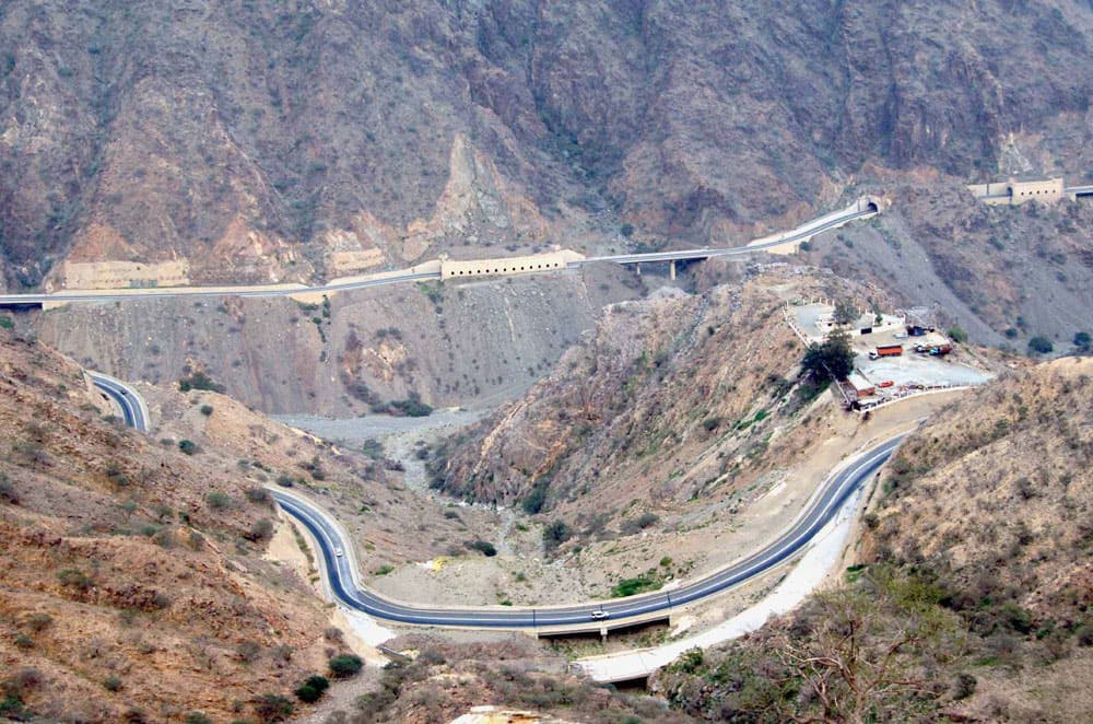 شبكات الطرق في منطقة الباحة قضت على وعورة تضاريسها الصعبة