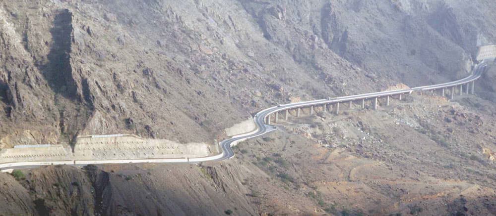 شبكات الطرق في منطقة الباحة قضت على وعورة تضاريسها الصعبة