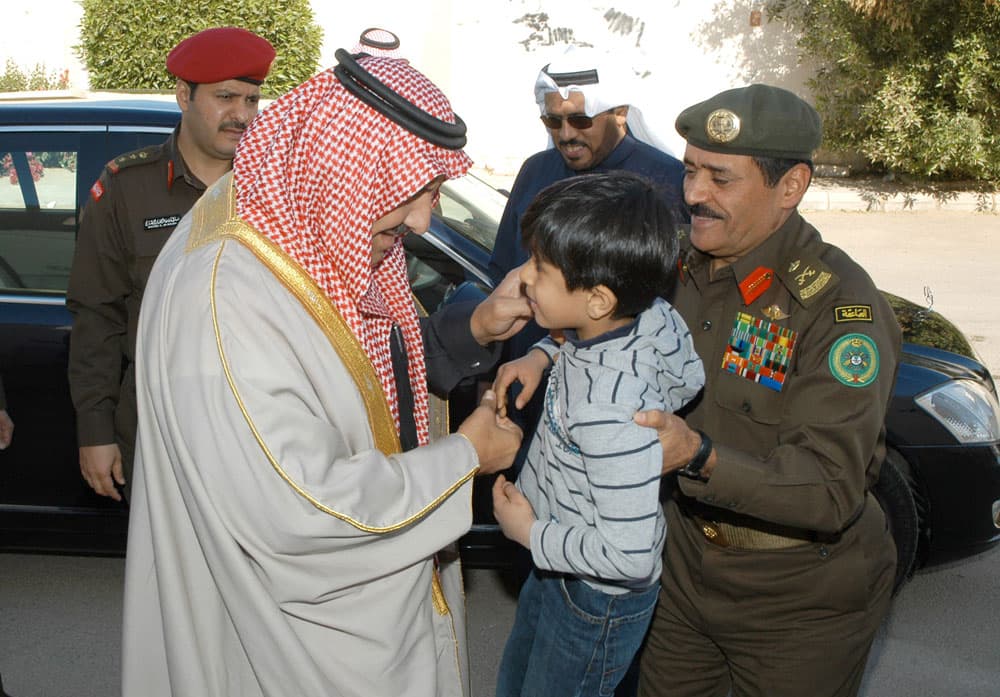 الأمير خالد بن سلطان بن عبدالعزيز يعزي ذوي الشهداء