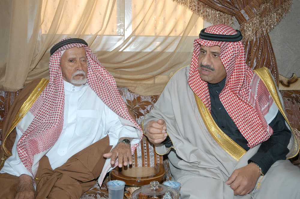 الأمير خالد بن سلطان بن عبدالعزيز يعزي ذوي الشهداء