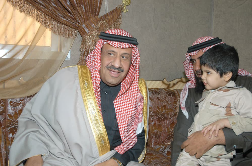 الأمير خالد بن سلطان بن عبدالعزيز يعزي ذوي الشهداء