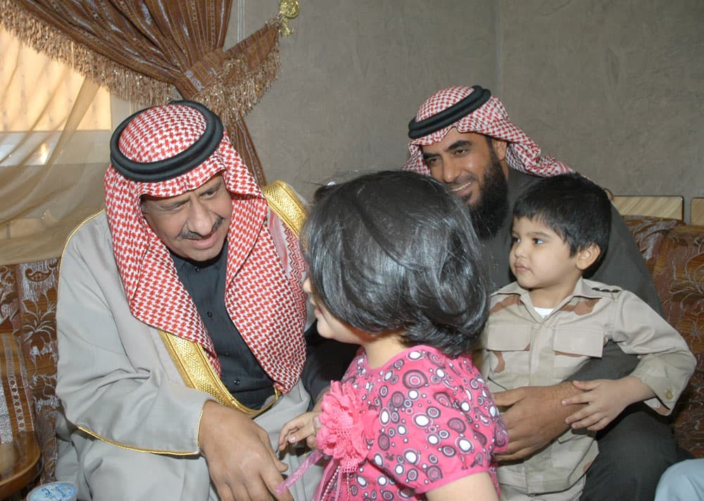 الأمير خالد بن سلطان بن عبدالعزيز يعزي ذوي الشهداء