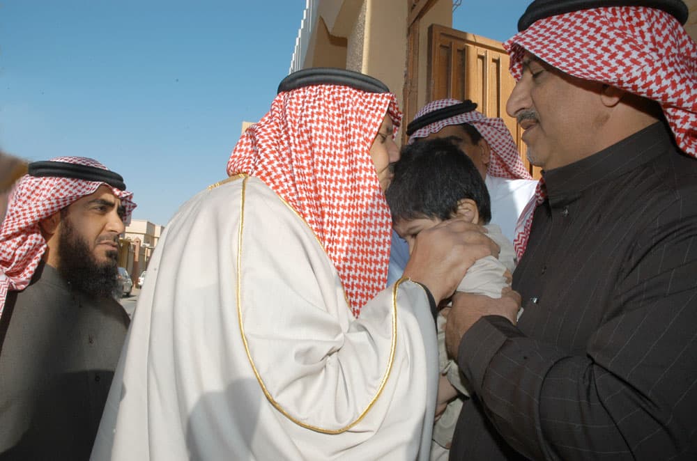 الأمير خالد بن سلطان بن عبدالعزيز يعزي ذوي الشهداء