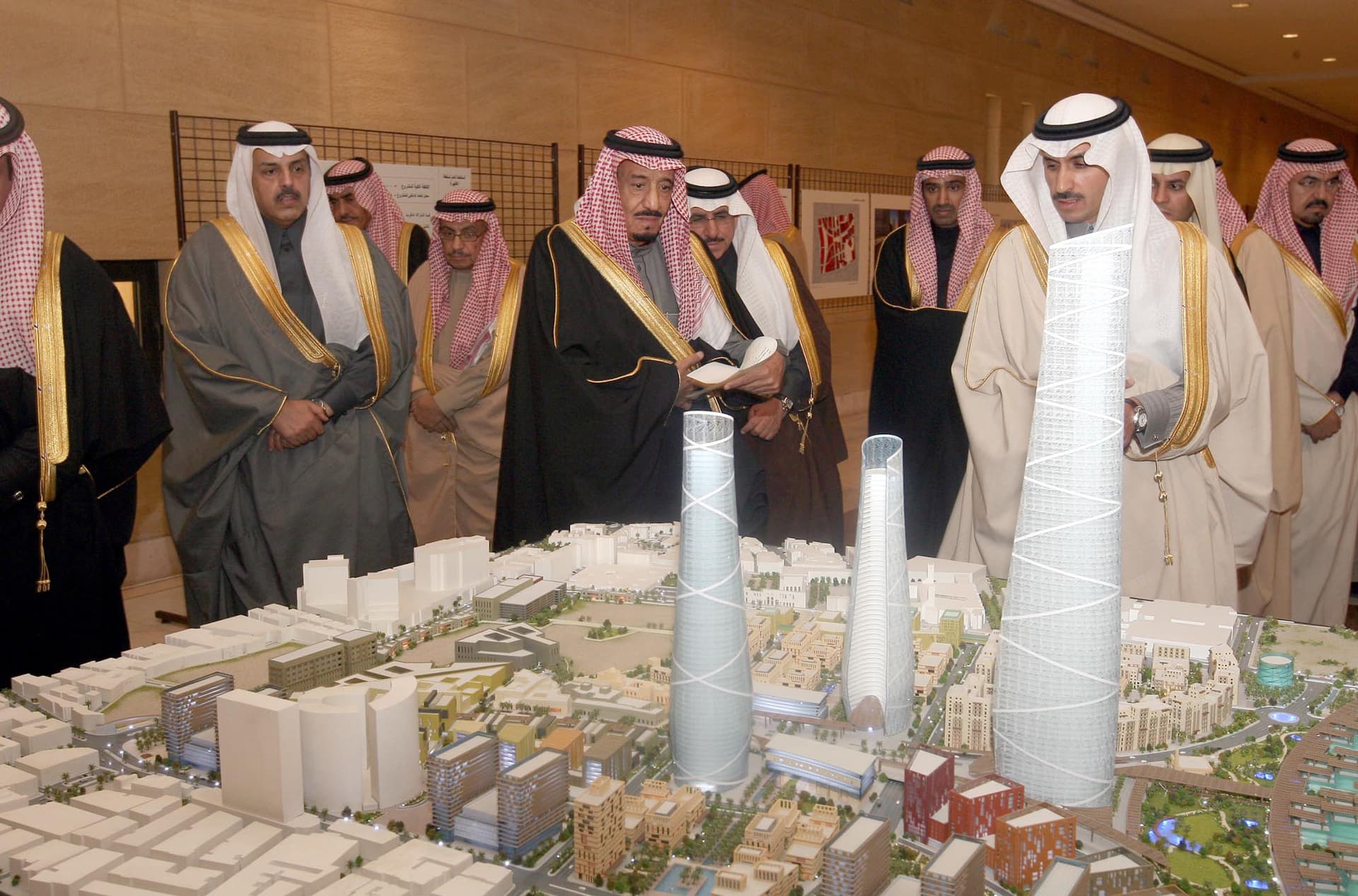 أمير الرياض يستعرض درسات جدوى مشروع تطوير الظهيرة