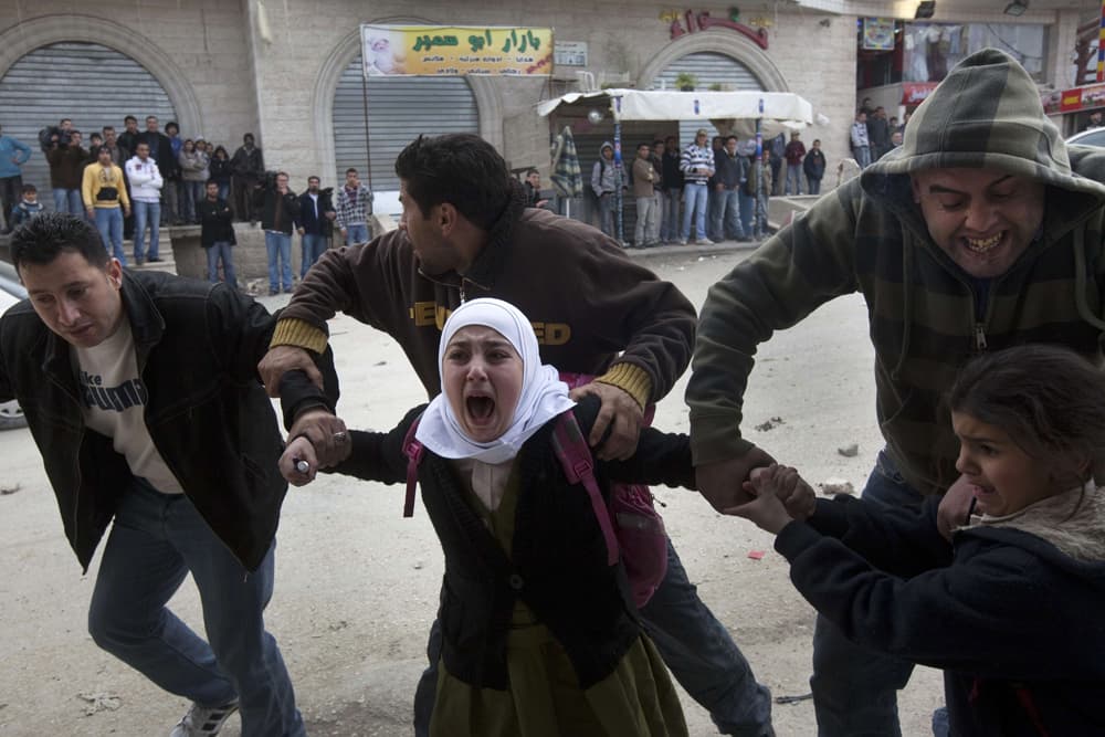 الشرطة الإسرائيلة تعتقل 11 شخصا بعد مواجهات في مخيم شعفاط في القدس المحتلة.