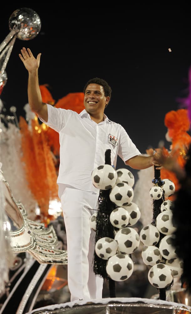 البرازيلي رونالدو لاعب كرة القدم يشارك في  كرنفال البرازيل السنوي في ساو باولو.