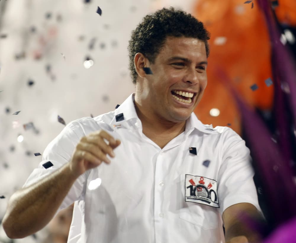البرازيلي رونالدو لاعب كرة القدم يشارك في  كرنفال البرازيل السنوي في ساو باولو.