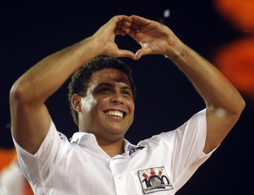 البرازيلي رونالدو لاعب كرة القدم يشارك في  كرنفال البرازيل السنوي في ساو باولو.