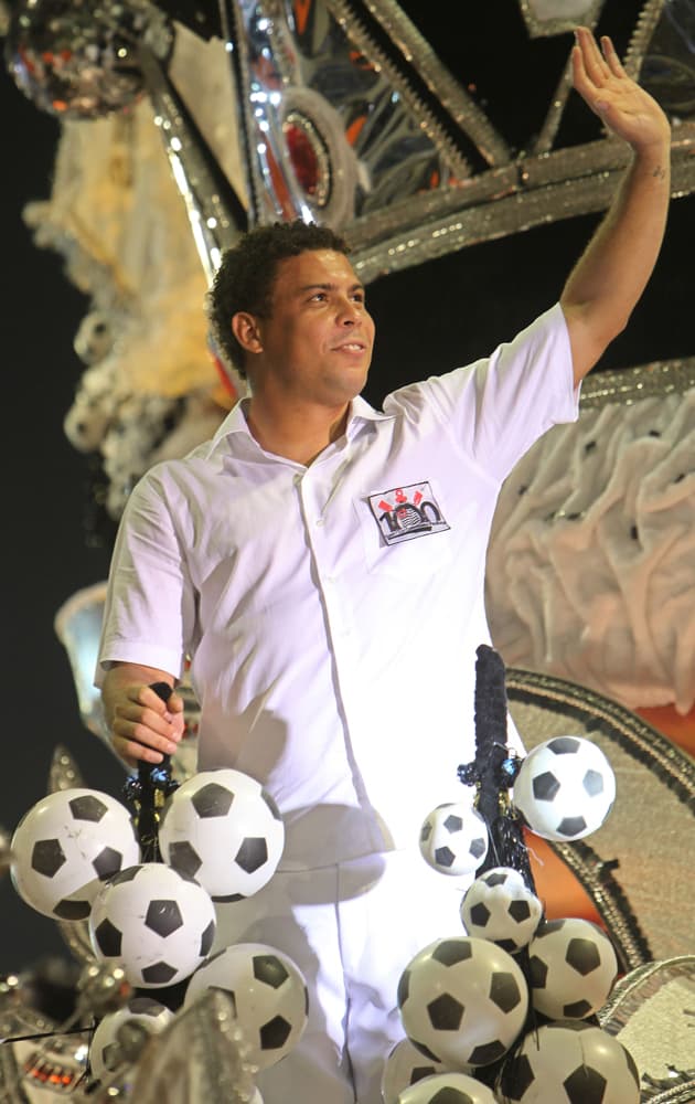 البرازيلي رونالدو لاعب كرة القدم يشارك في  كرنفال البرازيل السنوي في ساو باولو.