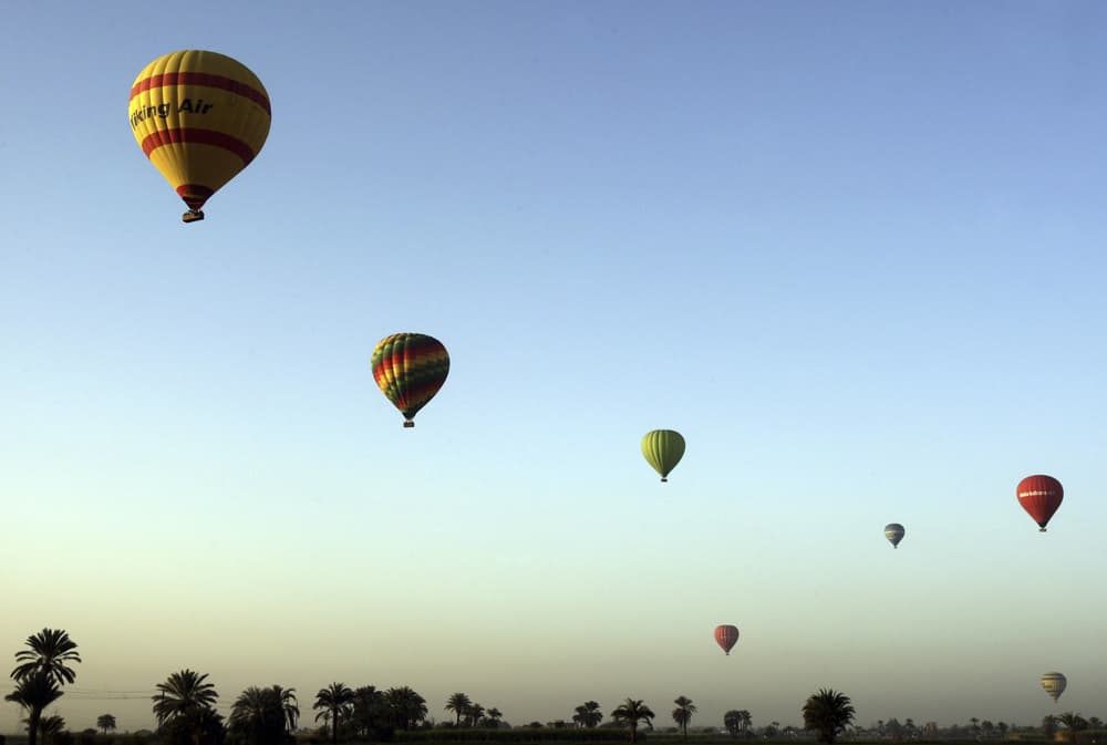 مصر تقيم مسابقة للمناطيد الهوائية بالقرب من معبد الرامسيوم في الضفة الغربية لمدينة الأقصر.