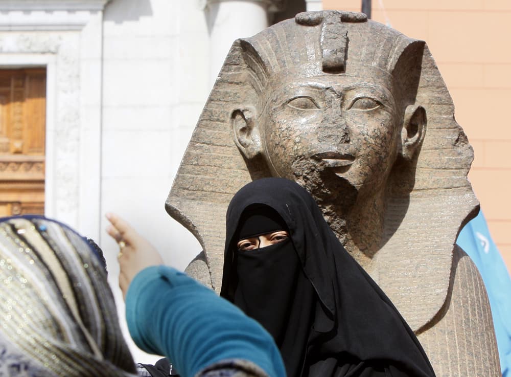 صورة تبين مومياء الملك توت عنخ امون وهو على قبره في وادي الملوك قرب الأقصر.