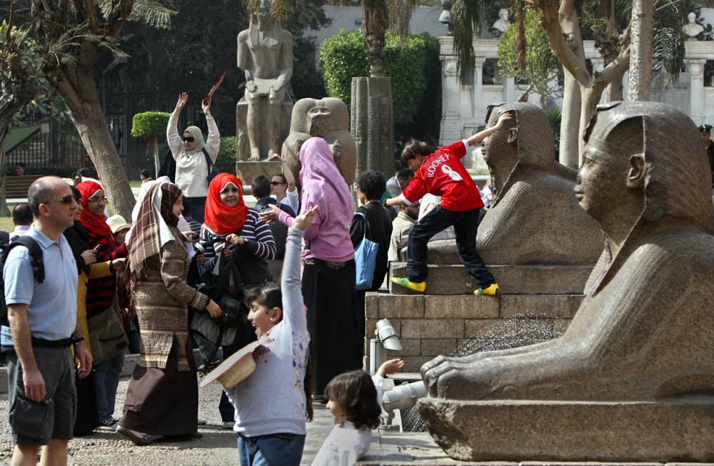 صورة تبين مومياء الملك توت عنخ امون وهو على قبره في وادي الملوك قرب الأقصر.