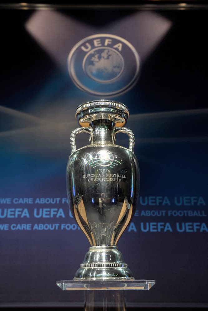 الاتحاد الأوروبي في نيون يبدأ في فتح ملفات الدول التي ترشحت لاستضافة كأس الامم الاوروبية  "يورو 2016".