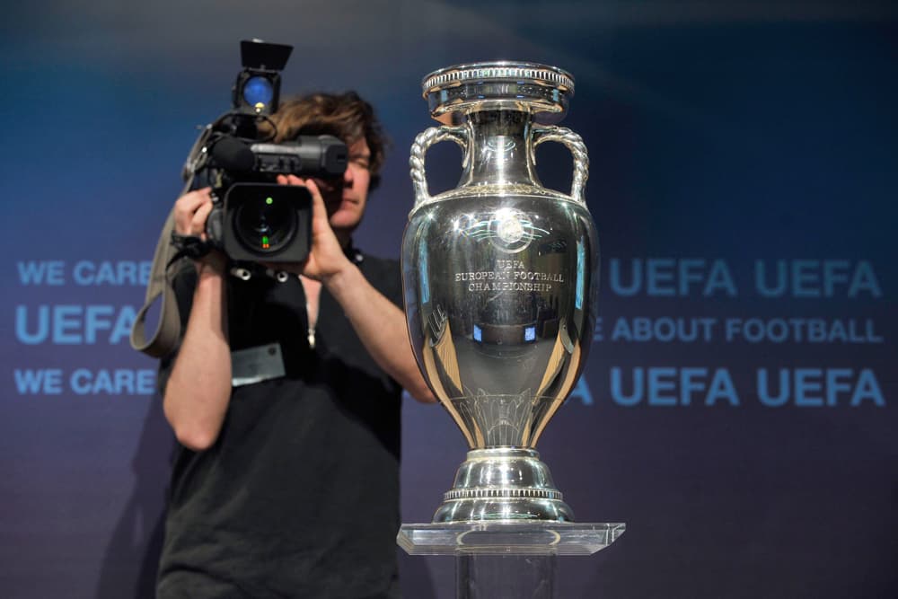 الاتحاد الأوروبي في نيون يبدأ في فتح ملفات الدول التي ترشحت لاستضافة كأس الامم الاوروبية  "يورو 2016".
