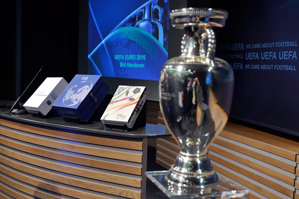 الاتحاد الأوروبي في نيون يبدأ في فتح ملفات الدول التي ترشحت لاستضافة كأس الامم الاوروبية  "يورو 2016".