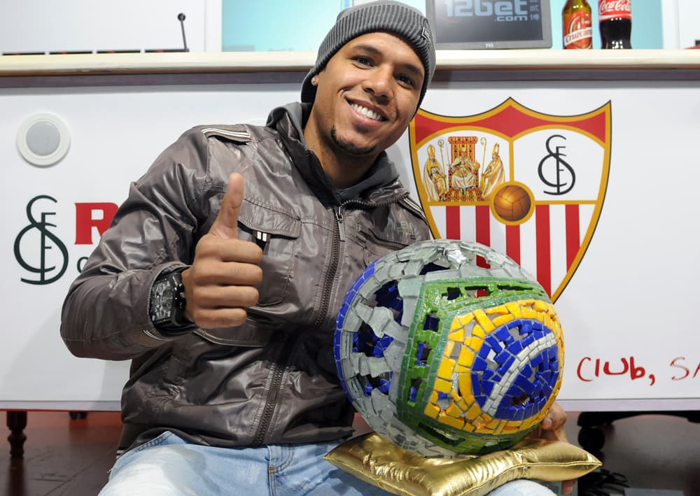 البرازيلي لويس فابيانو لاعب نادي اشبيلية يفوز بجائزة سامبا الذهبية لعام 2009 لأفضل لاعب برازيلي في البطولات الأوروبية.