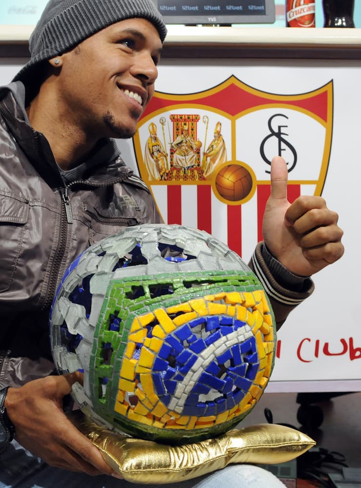 البرازيلي لويس فابيانو لاعب نادي اشبيلية يفوز بجائزة سامبا الذهبية لعام 2009 لأفضل لاعب برازيلي في البطولات الأوروبية.