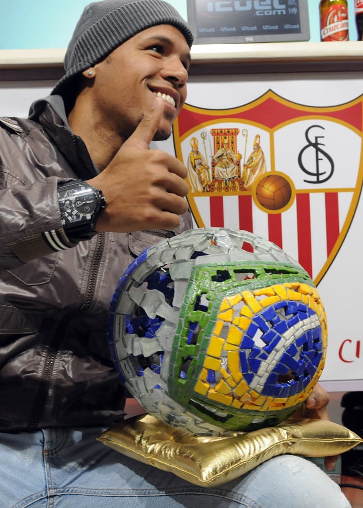 البرازيلي لويس فابيانو لاعب نادي اشبيلية يفوز بجائزة سامبا الذهبية لعام 2009 لأفضل لاعب برازيلي في البطولات الأوروبية.