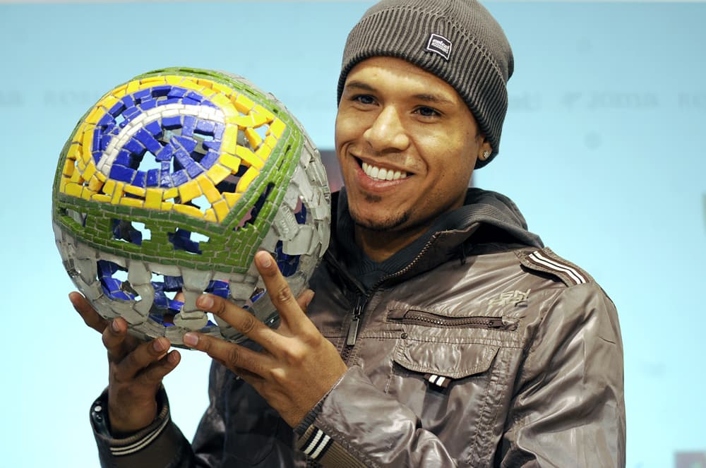 البرازيلي لويس فابيانو لاعب نادي اشبيلية يفوز بجائزة سامبا الذهبية لعام 2009 لأفضل لاعب برازيلي في البطولات الأوروبية.