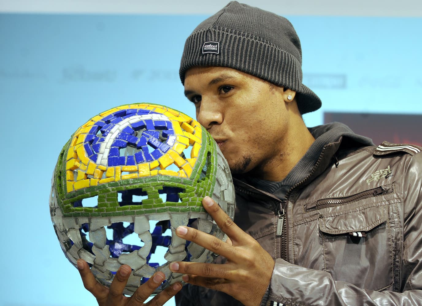 البرازيلي لويس فابيانو لاعب نادي اشبيلية يفوز بجائزة سامبا الذهبية لعام 2009 لأفضل لاعب برازيلي في البطولات الأوروبية.