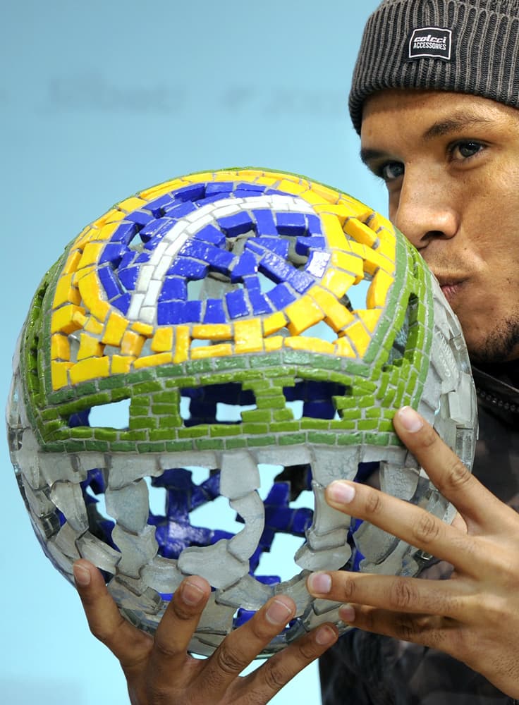 البرازيلي لويس فابيانو لاعب نادي اشبيلية يفوز بجائزة سامبا الذهبية لعام 2009 لأفضل لاعب برازيلي في البطولات الأوروبية.