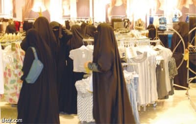 متى يتم تغيير البائعين ببائعات في محلات الملابس النسائية؟