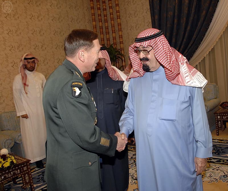 الملك وقائد القوات المركزية الأمريكية يبحثان الموضوعات ذات الاهتمام المشترك