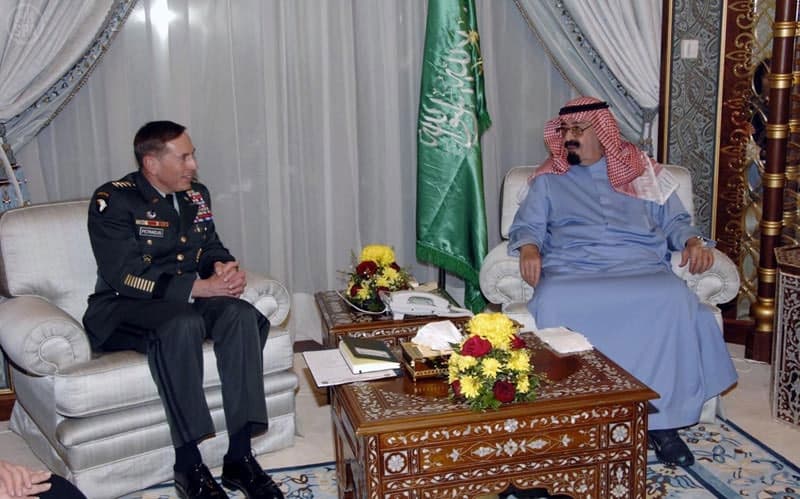الملك وقائد القوات المركزية الأمريكية يبحثان الموضوعات ذات الاهتمام المشترك