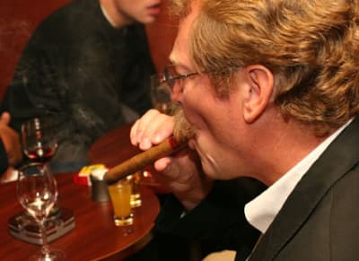 باحثون: تدخين السيجار او الغليون غير آمن ويرفعان خطر الاصابة بامراض الرئة