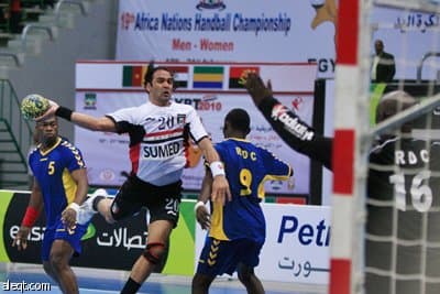 الجزائر تتعادل مع تونس وتواجه مصر في قبل النهائي