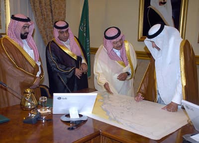 أمير مكه المكرمة يطلع على المواقع المقترحة لميناء الليث