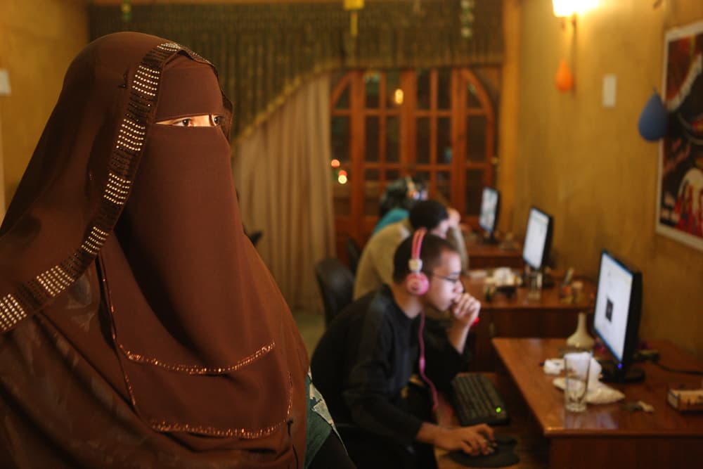 محطة إذاعة "مطلقات راديو" أول محطة للمطلقات في العالم يظهر شعارها على شاشة الحاسوب في مقهى للانترنت في مدينة الزقازيق.