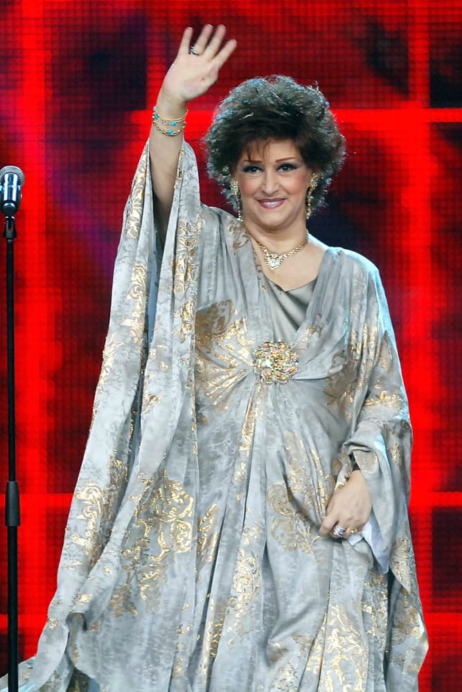 فنان العرب محمد عبده في لقطة مع الفنانة وردة الجزائرية قبيل ابتداء مهرجان "هلا فبراير" في الكويت.