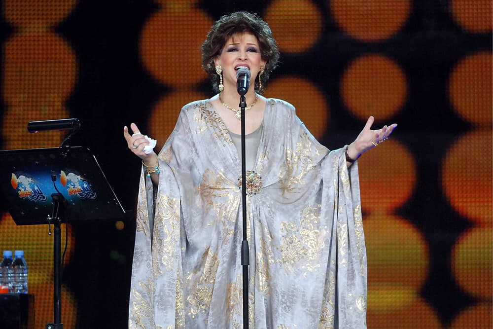 فنان العرب محمد عبده في لقطة مع الفنانة وردة الجزائرية قبيل ابتداء مهرجان "هلا فبراير" في الكويت.