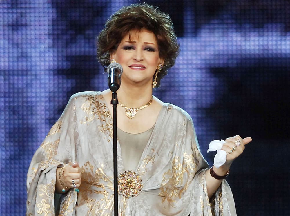 فنان العرب محمد عبده في لقطة مع الفنانة وردة الجزائرية قبيل ابتداء مهرجان "هلا فبراير" في الكويت.