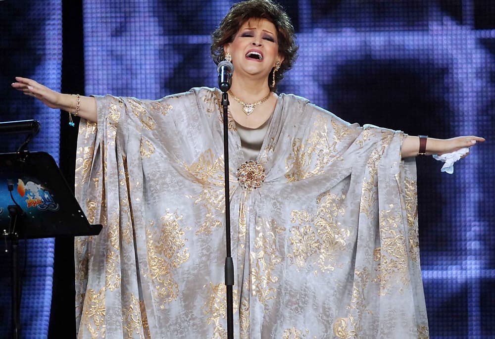 فنان العرب محمد عبده في لقطة مع الفنانة وردة الجزائرية قبيل ابتداء مهرجان "هلا فبراير" في الكويت.