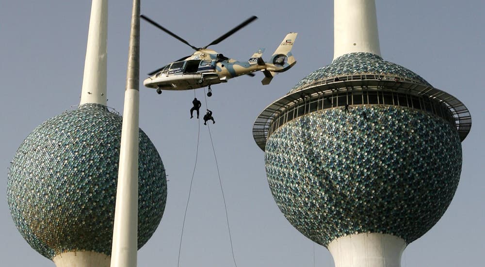 فنان العرب محمد عبده في لقطة مع الفنانة وردة الجزائرية قبيل ابتداء مهرجان "هلا فبراير" في الكويت.