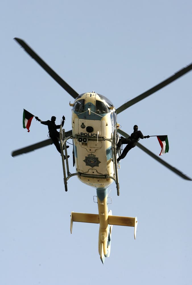 فنان العرب محمد عبده في لقطة مع الفنانة وردة الجزائرية قبيل ابتداء مهرجان "هلا فبراير" في الكويت.