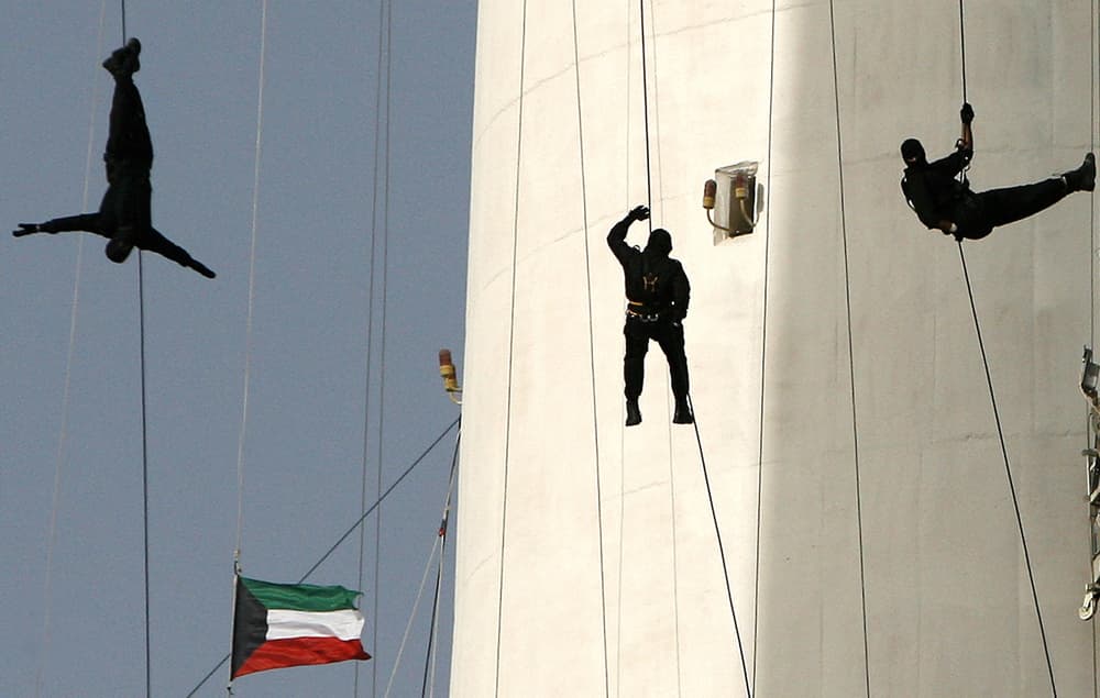 فنان العرب محمد عبده في لقطة مع الفنانة وردة الجزائرية قبيل ابتداء مهرجان "هلا فبراير" في الكويت.